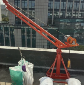 攜帶式吊運(yùn)機(jī)參與防汛物資裝卸車工作